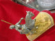 CABALLERO MEDIEVAL A CABALLO - BUEN TRABAJO DE REPUJADO - Metal