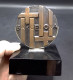MEDALLA DE BARCELONA DE SUBIRACHS - BRONCE - EN PEANA DE MARMOL - Andere & Zonder Classificatie
