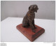 CHIEN DE CHASSE ASSIS  SUR SUPPORT EN BOIS   HAUT 17 Cm  LONG  16 Cm  TB ETAT - Andere & Zonder Classificatie