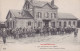 60 - Méru - Carte Photo Groupe De Personne Devant La Gare - Meru