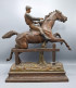 ENORME Y ANTIGUA ESCULTURA INGLESA DE CABALLO DE CARRERAS Y JINETE - EN CALAMINA - Andere & Zonder Classificatie