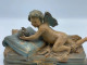 Delcampe - ANTIGUO CUPIDO DE TERRACOTA POLICROMADA PROTEGIENDO DOS CORAZONES - BELLA PIEZA - Andere & Zonder Classificatie