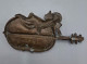 BONITA BANDEJA DE BRONCE CON QUERUBIN SOBRE VIOLIN - MUY DECORATIVA - Bronces