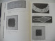 Delcampe - Kant Uit Brugse Kerken En Kloosters Brugge Kantcentrum Wapens Emblemen Liturgische Gewaden Kerklinnen Kragen Sluiers - Other & Unclassified