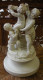 Porcelaine Biscuit Statue Ancienne 3 Enfants Dévorant Une Grappe De Raisin Adossés à Panier De Vigne Comporte Signé Ht25 - Other & Unclassified