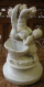 Porcelaine Biscuit Statue Ancienne 3 Enfants Dévorant Une Grappe De Raisin Adossés à Panier De Vigne Comporte Signé Ht25 - Other & Unclassified