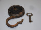 Delcampe - - JOLI CADENAS ANCIEN Avec SA CLE Percée COLLECTION DECO VITRINE SERRURES  E - Altri & Non Classificati