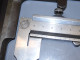 - BOITE COFFRET AVEC 2 PIEDS A COULISSE Aux Forges De Vulcain Et INOXY  E - Outils Anciens