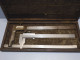 Delcampe - - BOITE COFFRET AVEC 2 PIEDS A COULISSE Aux Forges De Vulcain Et INOXY  E - Outils Anciens