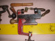 UN LOT D'OBJETS DE CHASSE DEUX DOSETTES A POUDRE DEUX SERTISSEURS 1Bourroir 1 Ca - Decorative Weapons