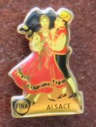 Pin's FINA & ALSACE Couple Dansant En Costume Traditionnel - Brandstoffen