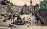 LYON 1 - Place Des Terreaux. Fontaine Bartholdi Et Hôtel De Ville - Lyon 1