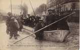 94 IVRY SUR SEINE Belle Cpa Animée Inondations De Janvier 1910 58  Le Député Maire Coutant Visite Les Sinistrés - Ivry Sur Seine