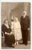 Carte Photo: Petite Fille Faisant Sa Communion Solennelle Avec Ses Parents (05-1875) - Communie