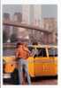 Couple Devant Un Taxi Jaune à New York - Photographe: Rob Lang (05-2822) - Taxi & Fiacre