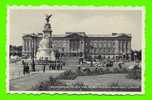 LONDON, UK - BUCKINGHAM PALACE AND QUEEN VICTORIA MEMORIAL - ANIMATED - - Buckingham Palace