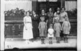 PHOTO CARTE POSTALE D'UN GROUPE DEVANT UN COMMERCE - Geschäfte