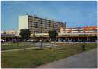 Trappes. Ville Nouvelle. Le Centre Commercial. Au Fond, Les Immeubles Léo Lagrange. - Trappes