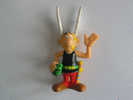 Asterix. Ailes Et Bras Articulés.  10 Cm De Haut. Copyright : 2002 Goscinny-Uderzo. TBE - Asterix & Obelix