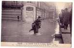 PARIS DE 1910 LA GRANDE CRUE DE LA SEINE JANVIER 1910 SAUVETEUR TRAVERSANT UN HABITANT DE L - Inondations