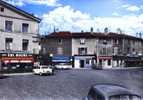 Cpsm Montluel (01, Ain)  Place Carnot. Animée, Années 60. Commerces (tabac, Coiffeur...), Voitures - Montluel