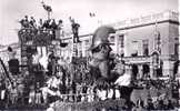 Cpsm Nice (06, Alpes Maritimes) Carnaval : Char " Les Pompiers Aux Essais ". Constructeur : B. Magnico - Bombero