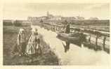 Marken, 2 Fillettes Et Homme En Barque,  Cpa**** N°22 - Marken