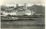 262 Antibes Les Remparts Et Les Alpes - La Cote D´Azur - Carte Grand Format - - Antibes - Les Remparts