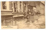 5213 - SERAING - Inondations - Une Barque De Ravitaillement - Seraing
