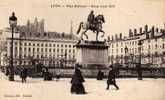 69 LYON II Place Bellecour, Statue Louis XIV, Animée, Ed Carrier, 1917 - Lyon 2