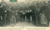 02 - VIC Sur AISNE - Offciers Français Rapportant Des Casques D'officiers Allemands Tués à La Bataille - Vic Sur Aisne