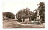 LES HOGUES - Route De Lyons La Fôret ( Monument Aux Morts ). - Lyons-la-Forêt