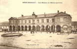 Merlerault- Les Halles Et L Hotel De Ville - Bon Etat Ref No 6123- - Le Merlerault