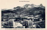 BARCELONNETTE - La Caserne. Dans Le Fond, Le Pain De Sucre Et Le Chapeau De Gendarme - Barcelonnetta