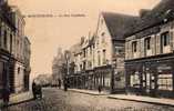 80 MONTDIDIER Rue Gambetta, Animée, Marchand De Cartes Postales, Magasin De L'Editeur, Ed Vallée 56, 191? - Montdidier