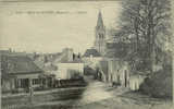 CPA GREZ EN BOUERE : EGLISE ET RUE - Crez En Bouere