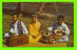 MISSIONS - INDE - TABLAS ET HARMONIUM JEUNE INDIENNE - COSTUME DU PAYS - OEUVRE MISSIONNAIRE DES ENFANTS - - Misiones