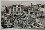 62 ..ETAPLES SUR MER ....LA PLACE DU GENERAL DE GAULLE JOUR DE MARCHE . 1954 - Etaples