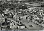 Landivisiau. Vue Aérienne. Le Centre: La Place Et Le Monument Aux Morts, L'Eglise Et La Poste. 1955. - Landivisiau