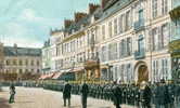 DOUAI   -   Revue Des Pompiers Sur La Grand'Place      (la Carte A Voyagé En 1907) - Firemen