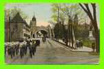 QUEBEC - LA PORTE ST-LOUIS GATE - ANIMÉE D'UN FANFARE EN MARCHE - MONTREAL IMPORT CO - - Québec - La Cité