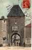 C 1511 - NOYERS - Porte De La Ville Coté D'Avallon - CPA De 1907 Animée - Défaut - - Noyers Sur Serein