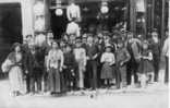 CARTE PHOTO MAGASIN FABRIQUE ??..COMMERCE..GROUPE DE PERSONNES..EMPLOYES ??..1909 - Shops