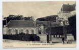 H102 - LA ROCHE-GUYON - Entrée Du Château (carte Animée - Dos Non Divisé < 1903) - La Roche Guyon