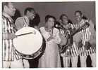 PHOTO PRESSE /HC:   Héléna  BOURKE Et Le Groupe LOS HERMANOS BRAVO . 1970 ( 2 ) - Photographs