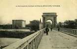 D. 30 . BEAUCAIRE A TARASCON LE PONT SUSPENDU TRAVERSANT LE RHONE . - Beaucaire