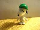 FIGURINE SNOOPY AVEC SA CASQUETTE VERTE - Snoopy