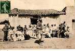 BATNA  VILLAGE NEGRE  DEVANT UN CAFE MAURE  NEGRO DANSEUR 1907 - Batna