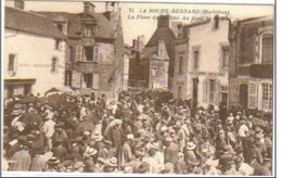 LA ROCHE BERNARD  La Place Du Marché Au Fond La Mairie  (25) - La Roche-Bernard