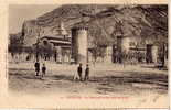 SISTERON - La Cathédrale Et Les Vieux Remparts - Sisteron